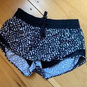 Lululemon Hotty Hot Shorts, size 6
